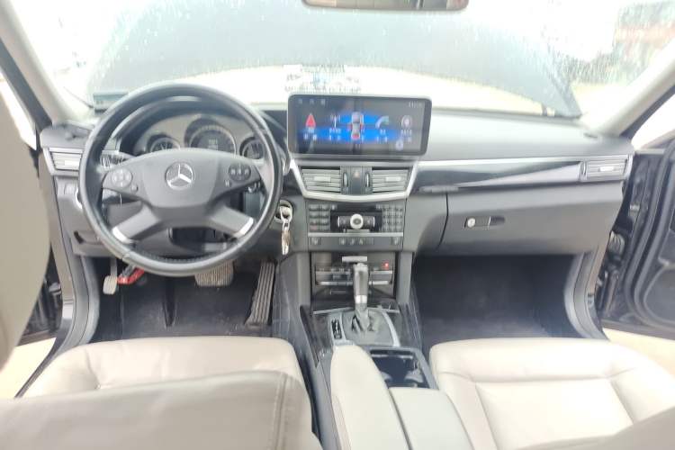 Used Mercedes-Benz E-Class 2011 E 260 L CGI Fashion Model Center Console