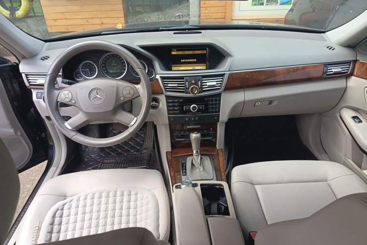 Used Mercedes-Benz E-Class 2011 E 200 L CGI Elegant Model Center Console