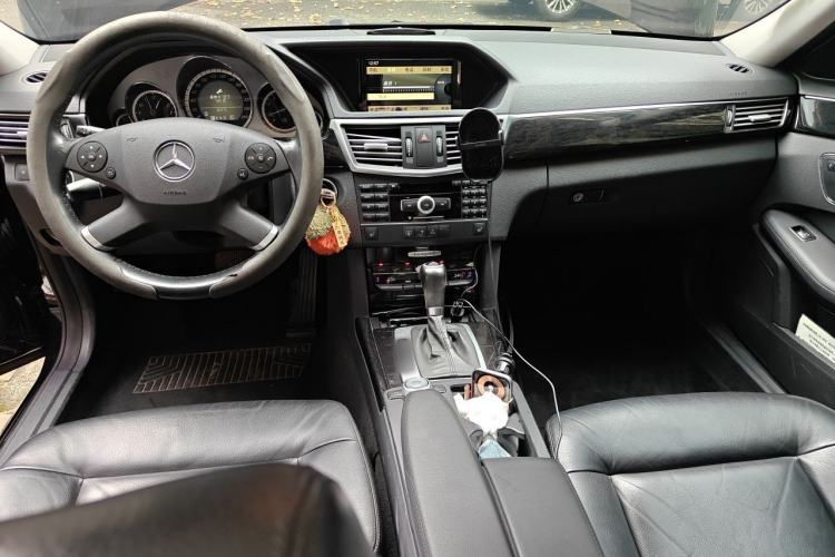 Used Mercedes-Benz E-Class 2011 E 260 L CGI Fashion Model Center Console