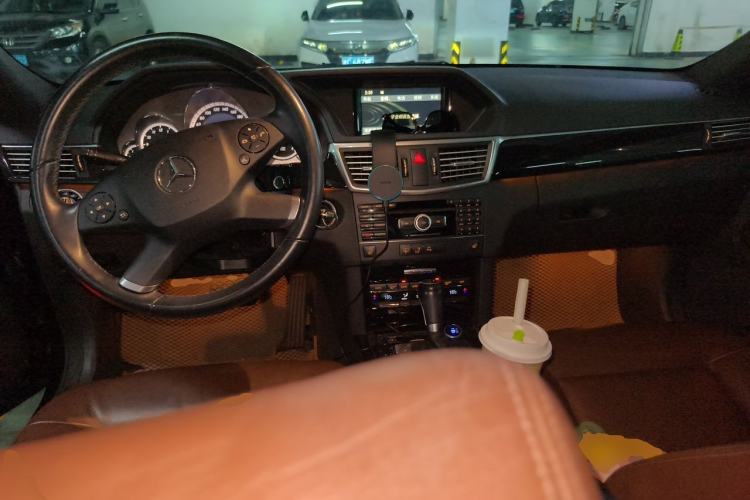 Used Mercedes-Benz E-Class 2011 E 260 L CGI Fashion Model Center Console