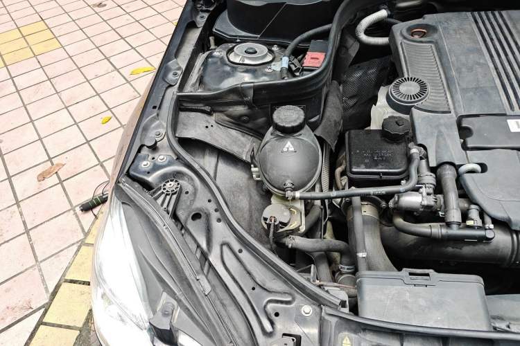 Used Mercedes-Benz E-Class 2011 E 260 L CGI Fashion Model Engine Bay Right