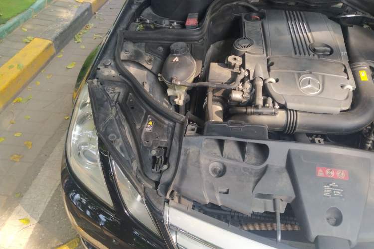 Used Mercedes-Benz E-Class 2011 E 260 CGI Coupe Engine Bay Right