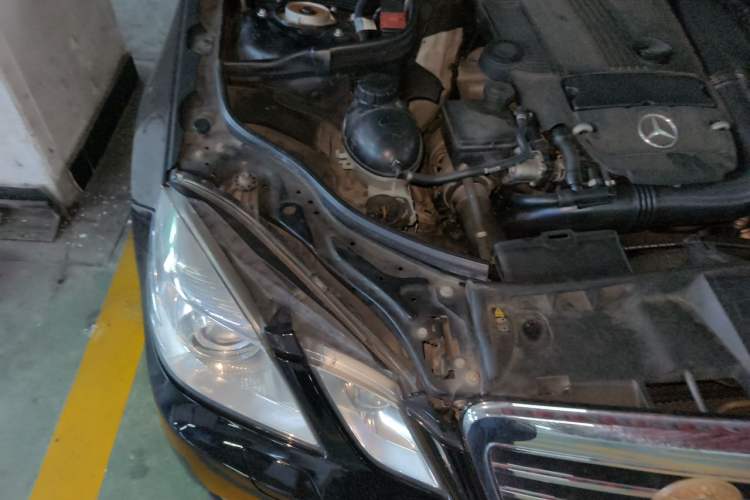 Used Mercedes-Benz E-Class 2011 E 260 L CGI Fashion Model Engine Bay Right