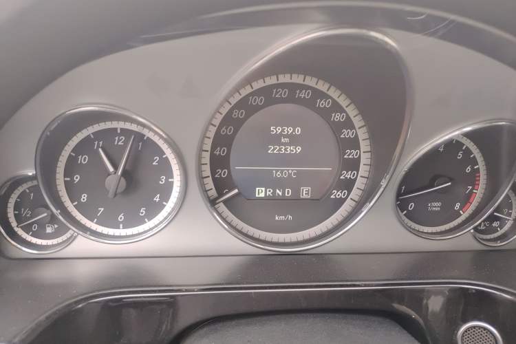 Used Mercedes-Benz E-Class 2011 E 260 L CGI Fashion Model Odometer Close Up