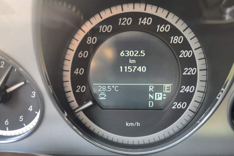 Used Mercedes-Benz E-Class 2011 E 300 L Fashion Prestige Model Odometer Close Up
