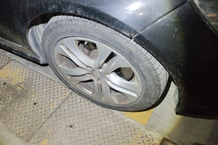Used Mercedes-Benz E-Class 2011 E 260 L CGI Fashion Model Right Front Wheel Hub