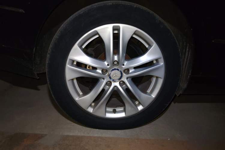 Used Mercedes-Benz E-Class 2011 E 260 L CGI Fashion Model Right Front Wheel Hub