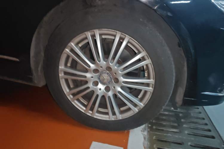 Used Mercedes-Benz E-Class 2011 E 300 L Elegant Model Right Front Wheel Hub