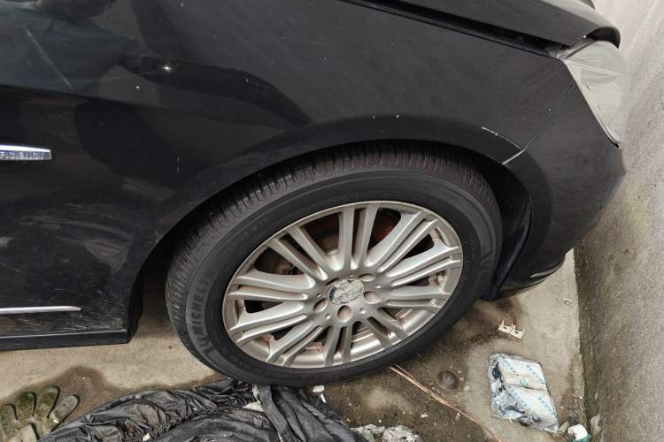 Used Mercedes-Benz E-Class 2011 E 200 L CGI Elegant Model Right Front Wheel Hub