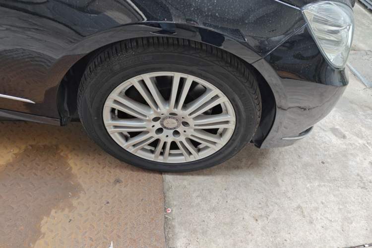 Used Mercedes-Benz E-Class 2011 E 300 L Elegant Model Right Front Wheel Hub