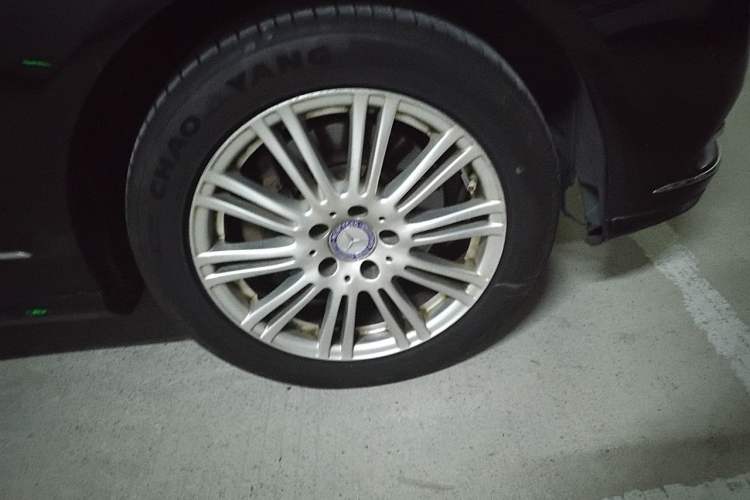 Used Mercedes-Benz E-Class 2011 E 300 L Elegant Model Right Front Wheel Hub