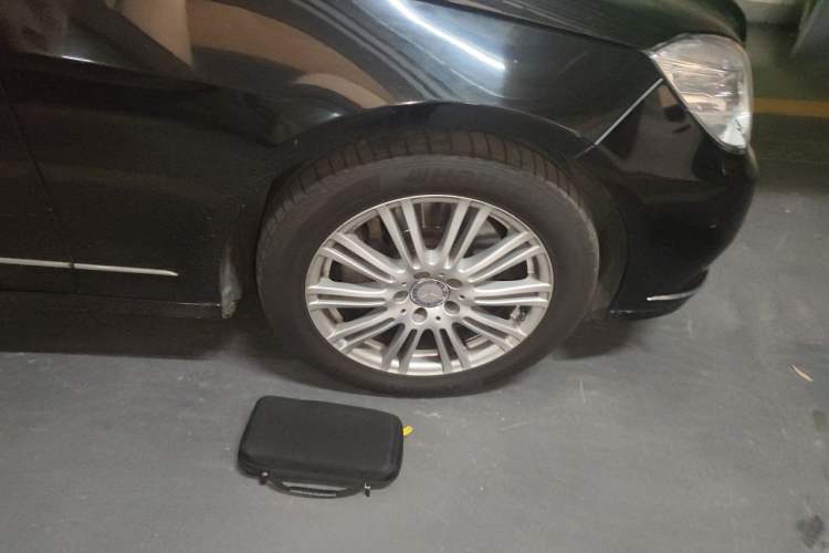 Used Mercedes-Benz E-Class 2011 E 300 L Elegant Model Right Front Wheel Hub