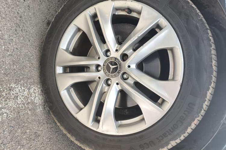Used Mercedes-Benz E-Class 2011 E 300 L Fashion Prestige Model Right Front Wheel Hub