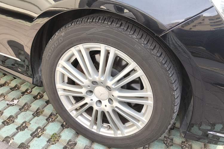 Used Mercedes-Benz E-Class 2011 E 300 L Elegant Model Right Front Wheel Hub
