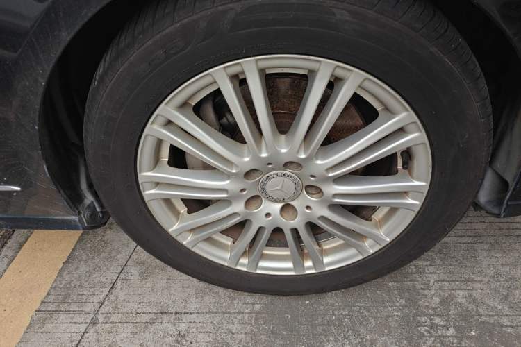 Used Mercedes-Benz E-Class 2011 E 300 L Elegant Model Right Front Wheel Hub
