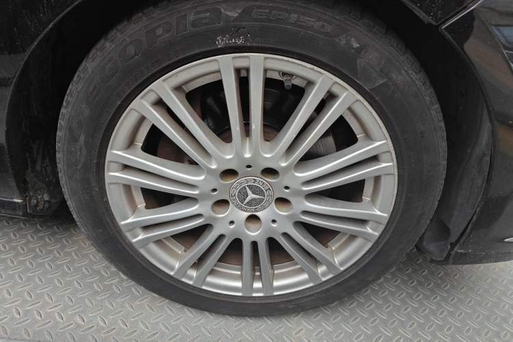Used Mercedes-Benz E-Class 2011 E 200 L CGI Elegant Model Right Front Wheel Hub
