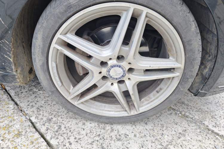 Used Mercedes-Benz E-Class 2011 E 260 CGI Convertible Edition Right Front Wheel Hub