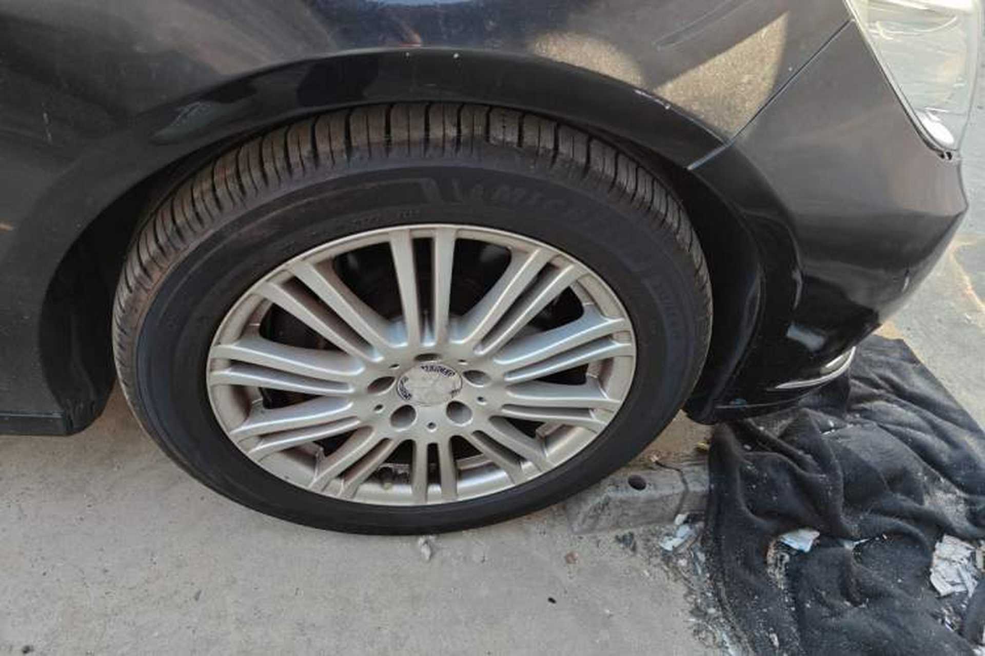 Used Mercedes-Benz E-Class 2011 E 200 L CGI Elegant Model Right Front Wheel Hub