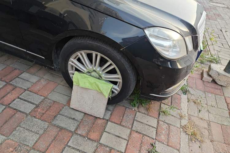 Used Mercedes-Benz E-Class 2011 E 300 L Elegant Model Right Front Wheel Hub