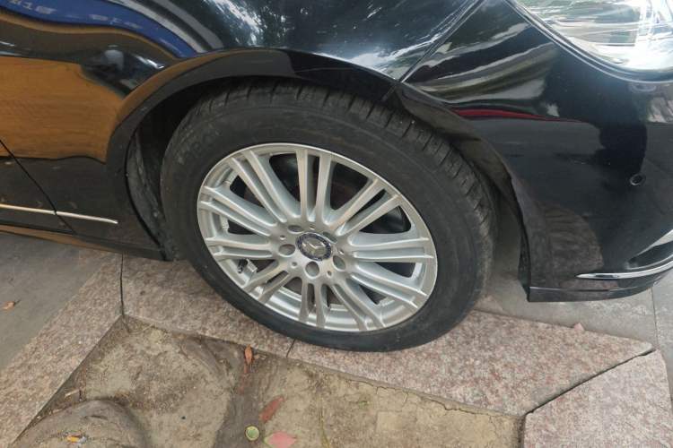Used Mercedes-Benz E-Class 2011 E 300 L Elegant Model Right Front Wheel Hub