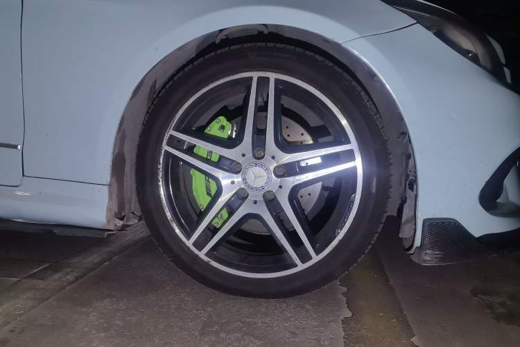 Used Mercedes-Benz E-Class 2011 E 260 CGI Convertible Edition Right Front Wheel Hub