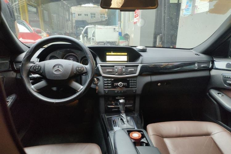Used Mercedes-Benz E-Class 2011 E 260 L CGI Fashion Model Center Console