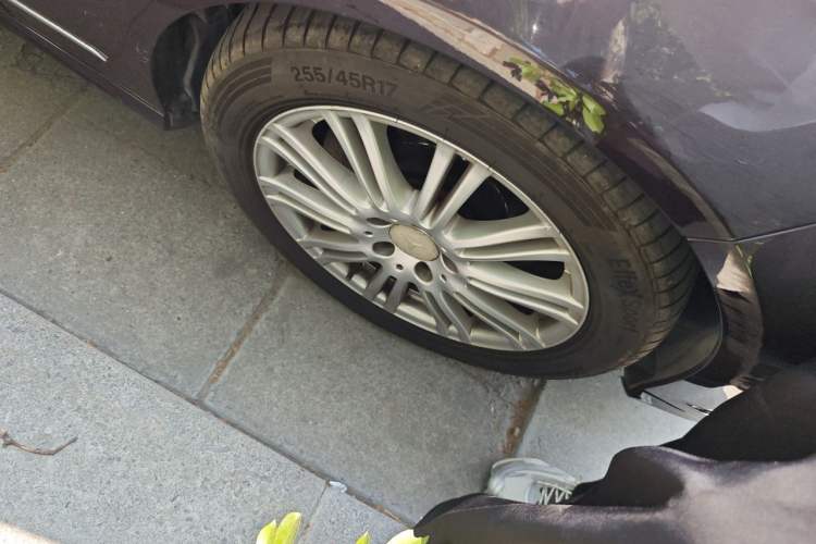 Used Mercedes-Benz E-Class 2011 E 300 L Elegant Model Right Front Wheel Hub