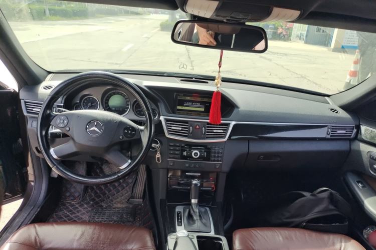 Used Mercedes-Benz E-Class 2011 E 260 L CGI Fashion Model Center Console