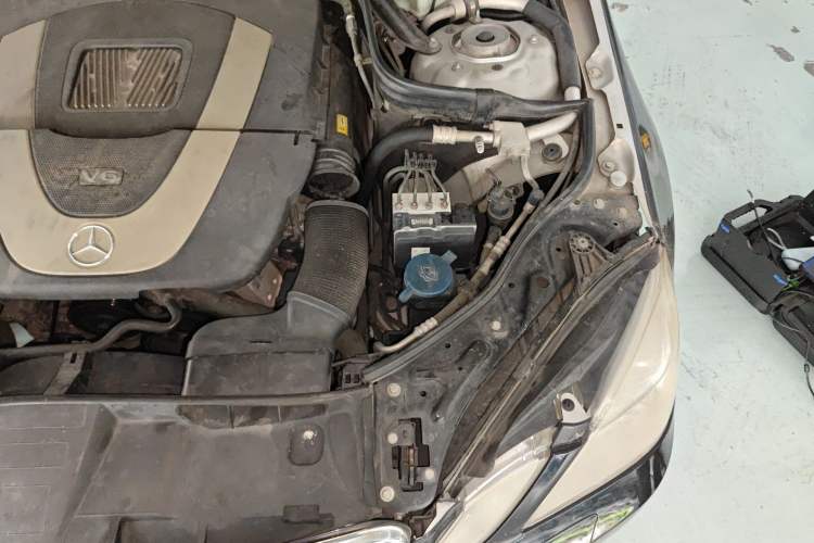 Used Mercedes-Benz E-Class 2011 E 300 L Fashion Prestige Model Engine Bay Left