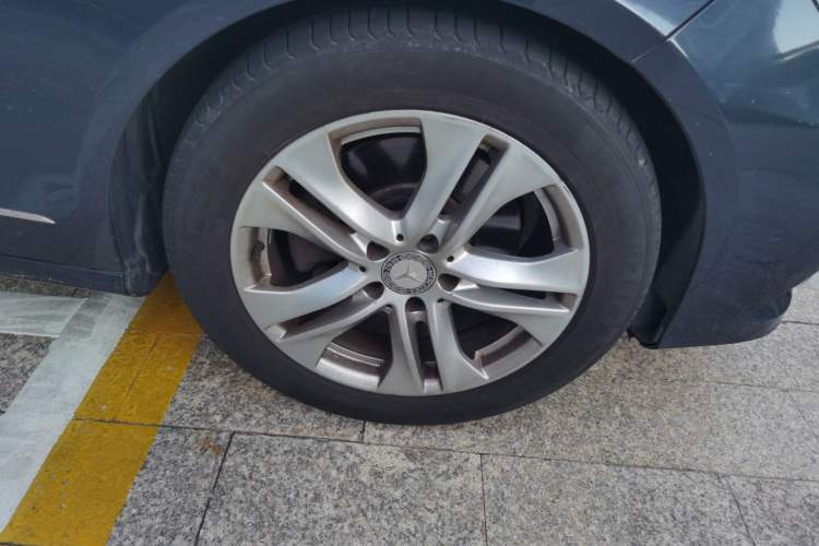 Used Mercedes-Benz E-Class 2011 E 300 L Fashion Prestige Model Right Front Wheel Hub