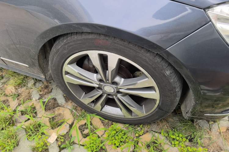 Used Mercedes-Benz E-Class 2011 E 300 L Elegant Model Right Front Wheel Hub