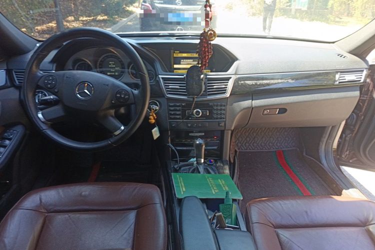 Used Mercedes-Benz E-Class 2011 E 260 L CGI Fashion Model Center Console