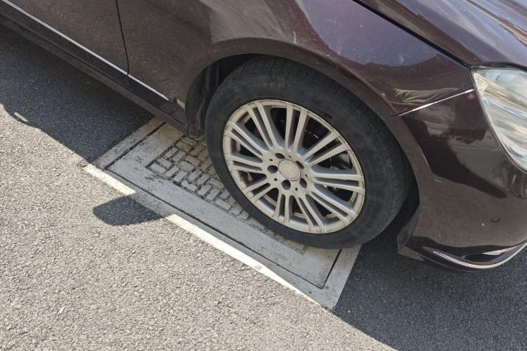Used Mercedes-Benz E-Class 2011 E 300 L Elegant Model Right Front Wheel Hub
