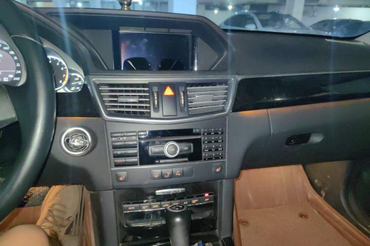 Used Mercedes-Benz E-Class 2011 E 260 L CGI Fashion Model Audio And AC Panel