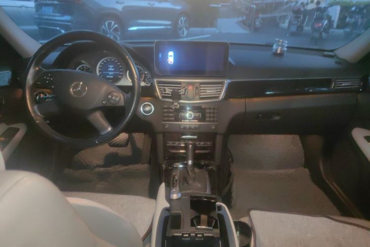 Used Mercedes-Benz E-Class 2011 E 260 L CGI Fashion Model Center Console