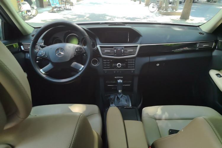Used Mercedes-Benz E-Class 2011 E 260 L CGI Fashion Model Center Console