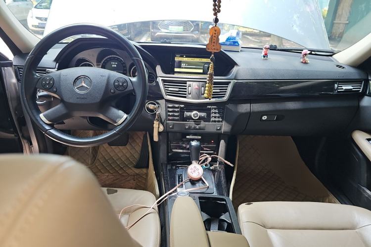 Used Mercedes-Benz E-Class 2011 E 260 L CGI Fashion Model Center Console