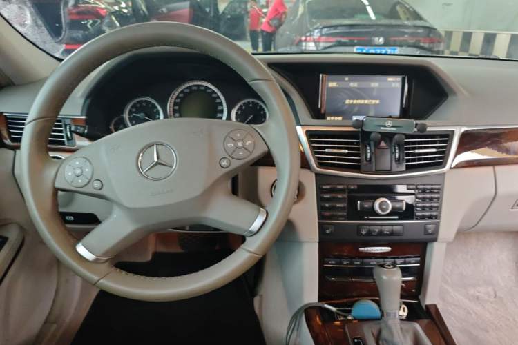 Used Mercedes-Benz E-Class 2011 E 200 L CGI Elegant Model Center Console