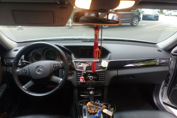 Used Mercedes-Benz E-Class 2011 E 260 L CGI Fashion Model Center Console