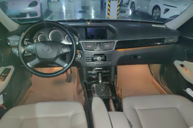Used Mercedes-Benz E-Class 2011 E 260 L CGI Fashion Model Center Console