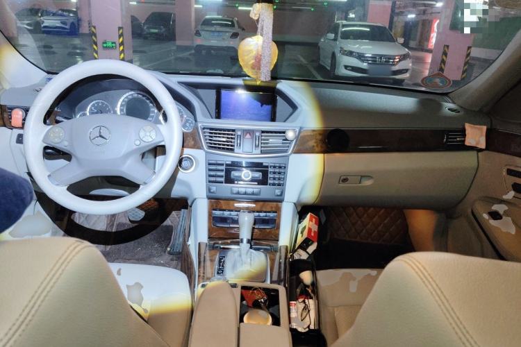 Used Mercedes-Benz E-Class 2011 E 260 L CGI Fashion Model Center Console