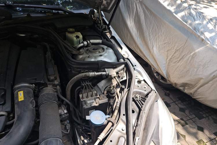 Used Mercedes-Benz E-Class 2011 E 260 L CGI Fashion Model Engine Bay Left