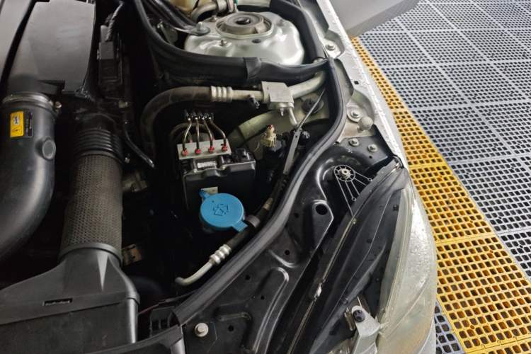 Used Mercedes-Benz E-Class 2011 E 200 L CGI Elegant Model Engine Bay Left