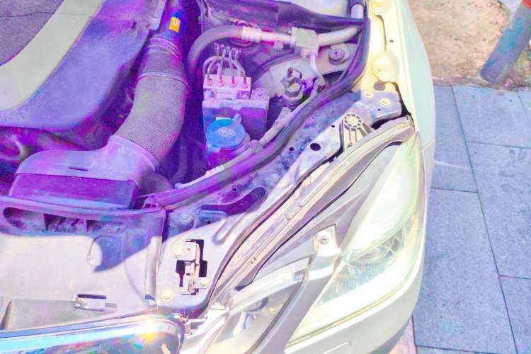 Used Mercedes-Benz E-Class 2011 E 300 L Fashion Prestige Model Engine Bay Left