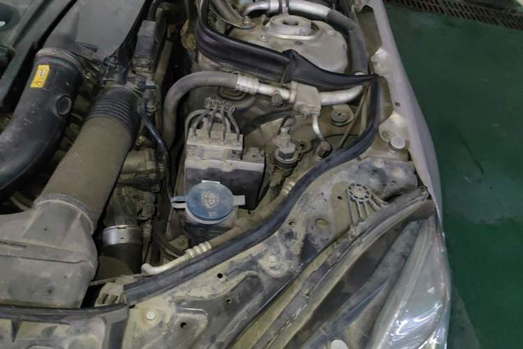 Used Mercedes-Benz E-Class 2011 E 260 L CGI Fashion Model Engine Bay Left