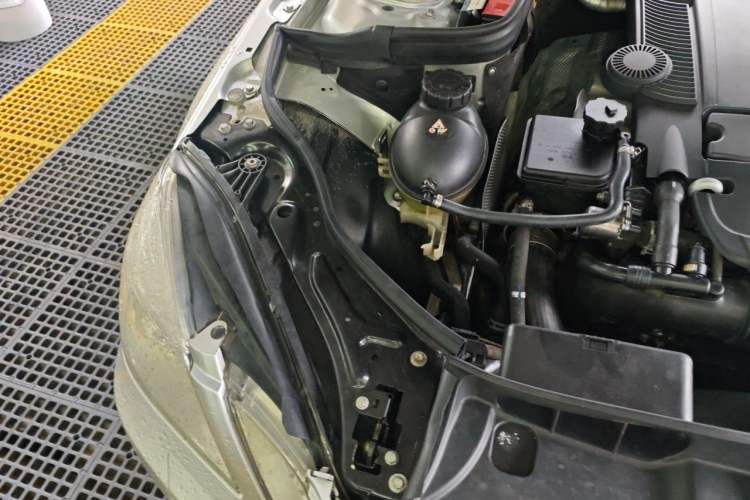 Used Mercedes-Benz E-Class 2011 E 200 L CGI Elegant Model Engine Bay Right