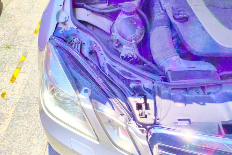 Used Mercedes-Benz E-Class 2011 E 300 L Fashion Prestige Model Engine Bay Right