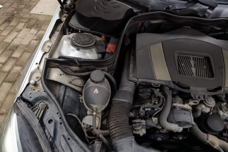 Used Mercedes-Benz E-Class 2011 E 300 L Fashion Prestige Model Engine Bay Right