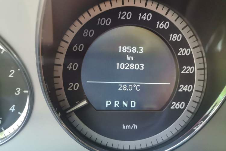 Used Mercedes-Benz E-Class 2011 E 260 L CGI Fashion Model Odometer Close Up
