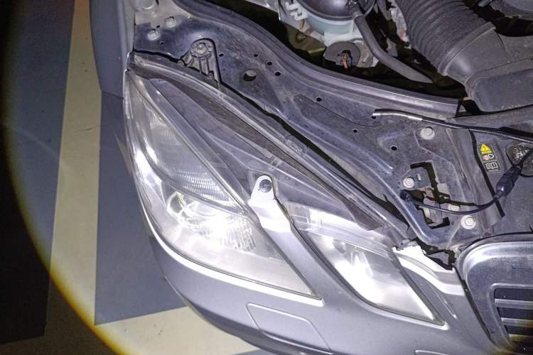 Used Mercedes-Benz E-Class 2011 E 300 L Fashion Prestige Model Right Front Headlight